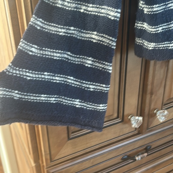 Roxy blue & white striped v neck hooded sweater. Bell sleeves size M - Picture 7 of 7